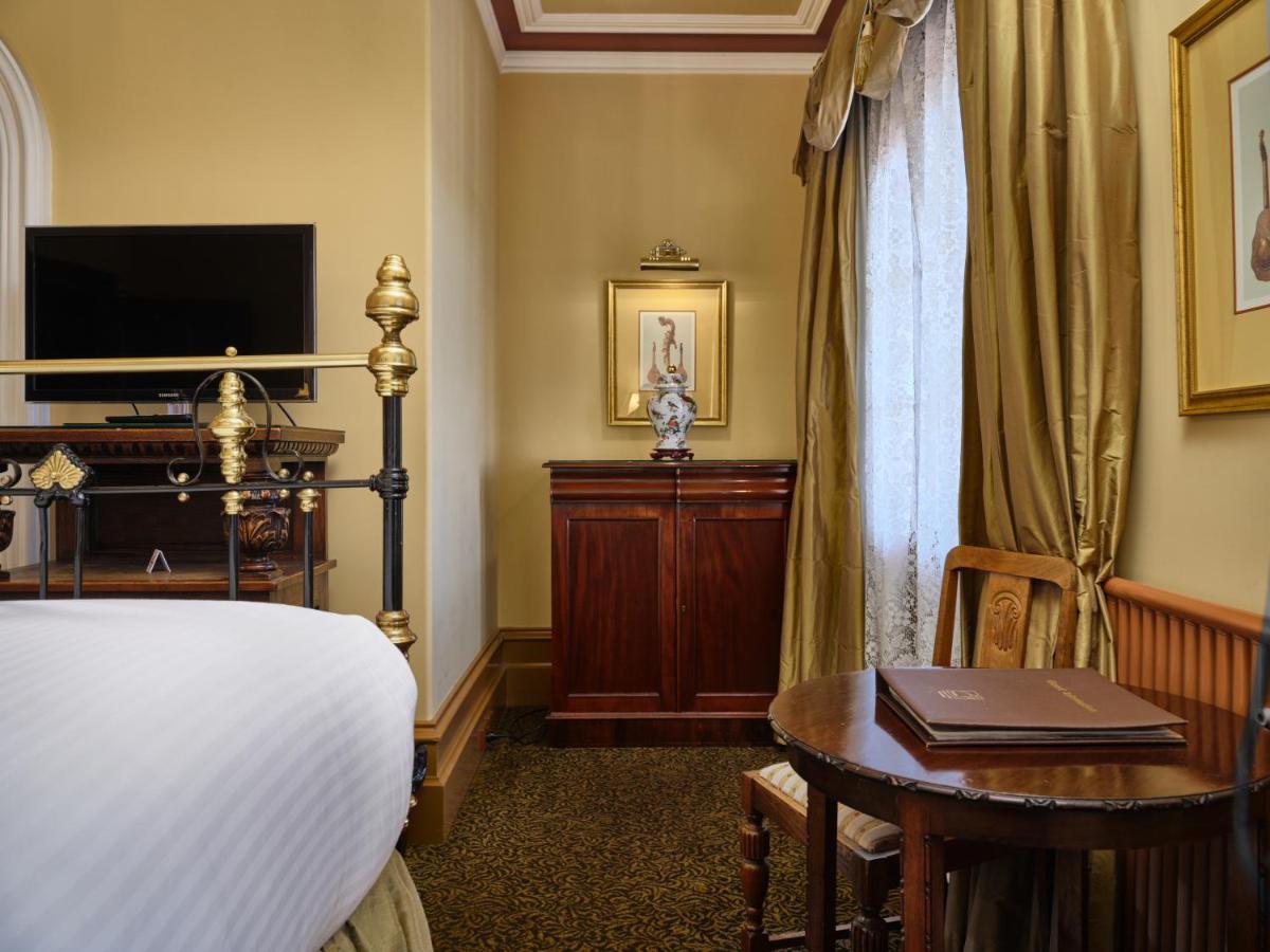 Craig'S Royal Hotel Ballarat Exterior foto A room at the hotel