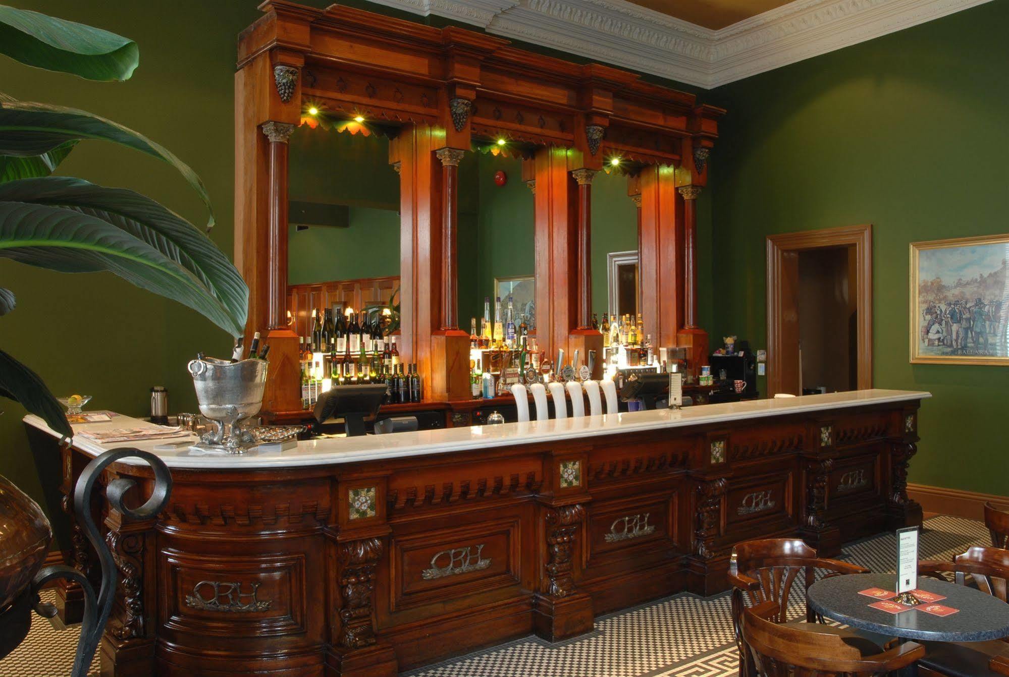 Craig'S Royal Hotel Ballarat Exterior foto The bar at the 1886 Crescent Hotel